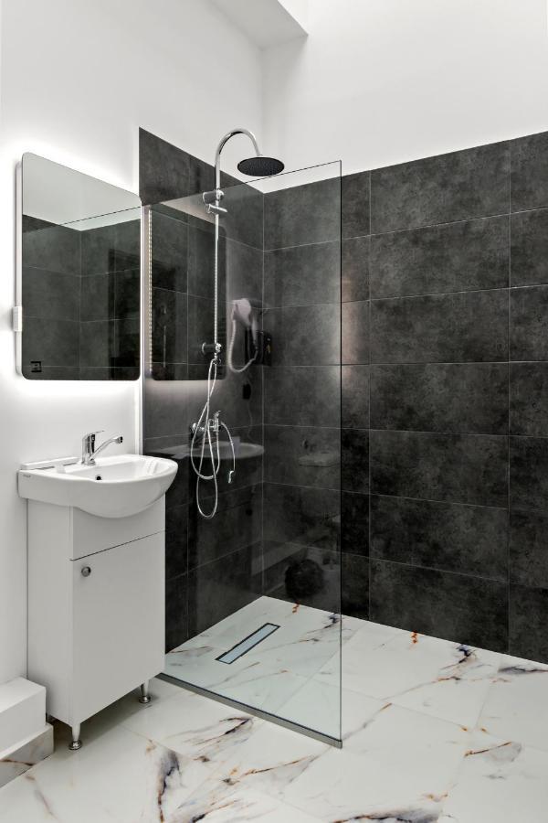 Selari Chambre Bukares Bagian luar foto