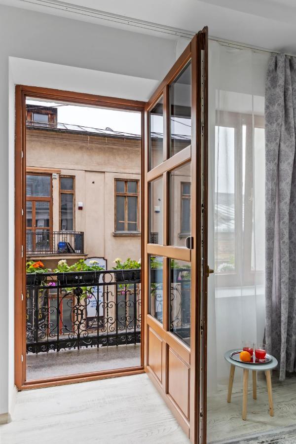 Selari Chambre Bukares Bagian luar foto