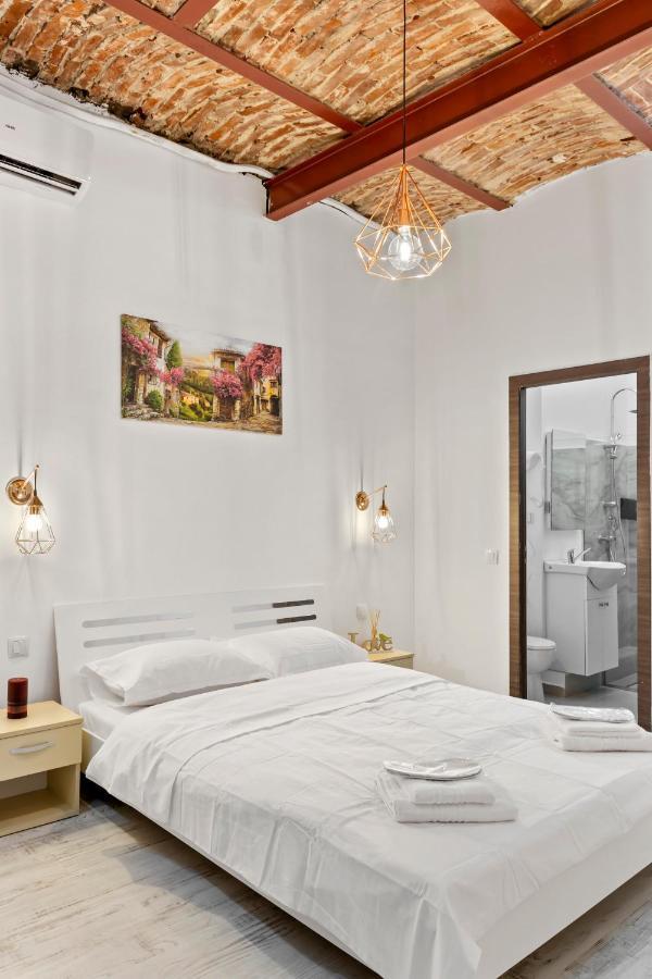 Selari Chambre Bukares Bagian luar foto