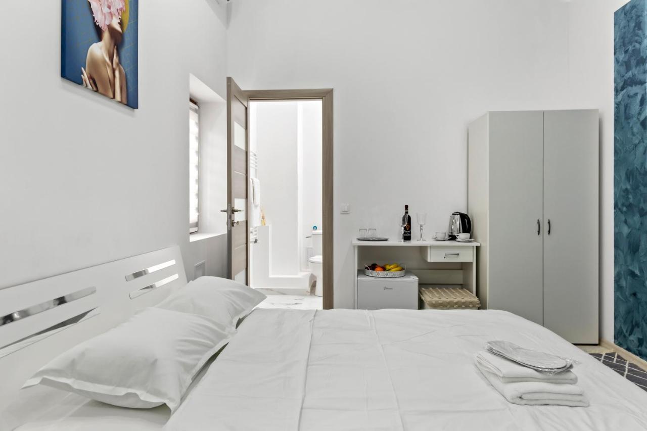Selari Chambre Bukares Bagian luar foto