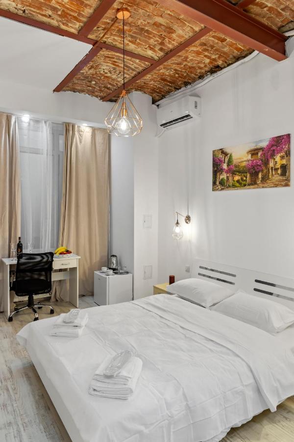 Selari Chambre Bukares Bagian luar foto