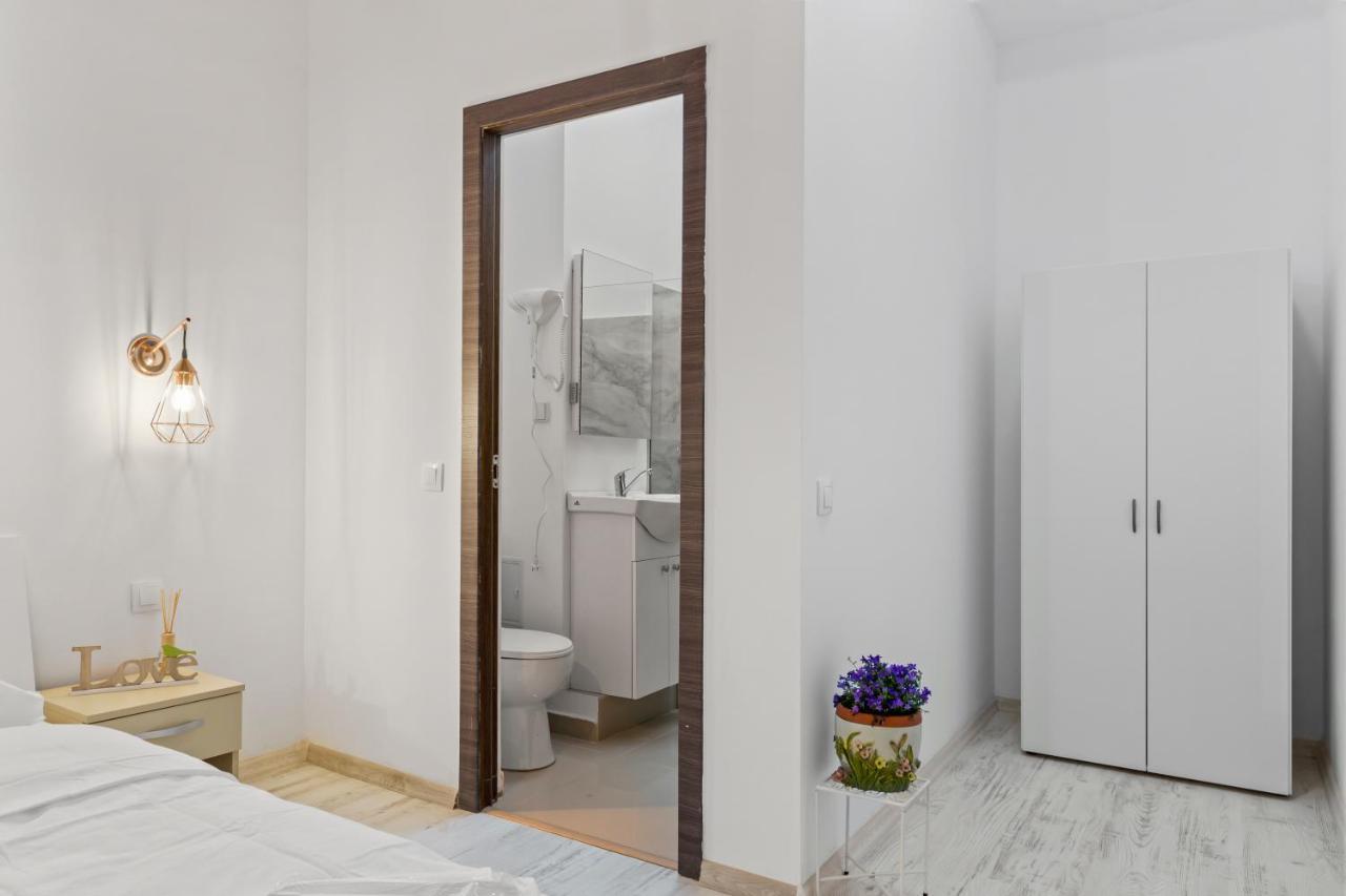 Selari Chambre Bukares Bagian luar foto