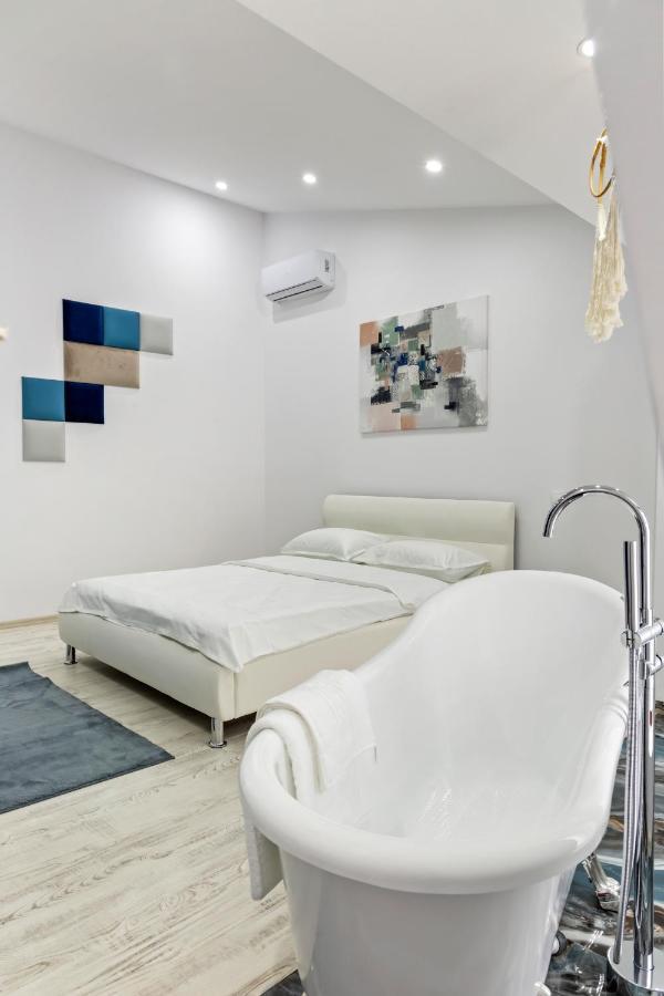 Selari Chambre Bukares Bagian luar foto